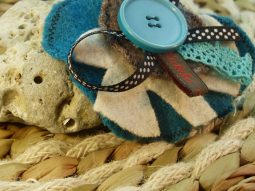 broche tissus recyclé fabriqué en france fait main bouton recyclé