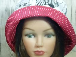 bob taille 59 cm adulte manga noir et rouge réversible idéal pour se protéger du soleil