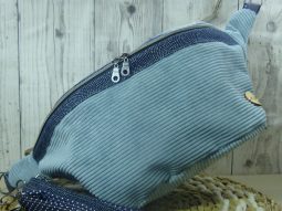 sac banane recyclé taille S M L avec sa sangle réglable en velours bleue ciel et marine pratique avec ses poches zippées intérieures extérieures